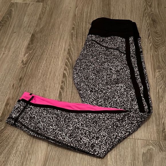 Lululemon 7/8 leggings - black/white with pink insert. Size 6 - Picture 1 of 3